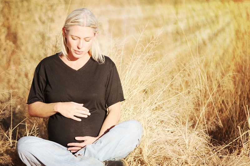 אשה בהריון חושבת - שירותי סל הריון