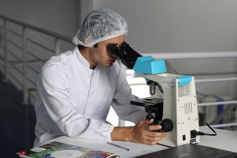 מדען מביט במיקרוסקופ - מדע הרפואה