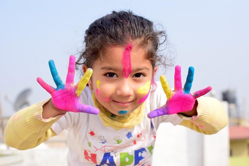 ילדה משחקת בצבעים – ביטוח תאונות אישיות