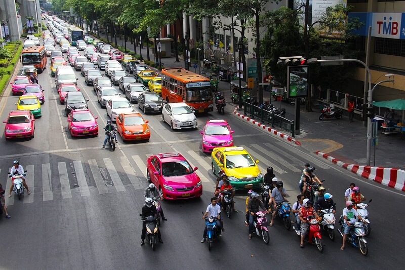 רחוב באירופה מלא מכוניות – ביטוח רכב